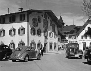Oberammergau, Dorfstraße 24. Ehemaliger Gasthof zum Löwen (1701/1800). Eckansicht mit parkenden PKW