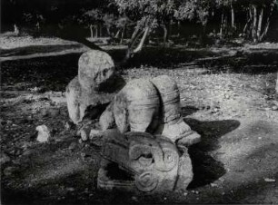 Chichen Itza, zerbrochener Gott Chac-Mool und Schlangenkopf