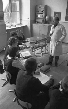 Unterricht in der Sonderschule für schwerhörige und sprachbehinderte Kinder.