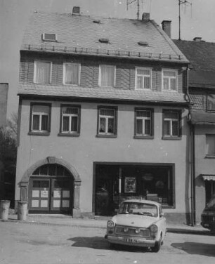 Adorf. Wohn- und Geschäftshaus, Ernst-Thälmann-Platz 37. Straßenfront