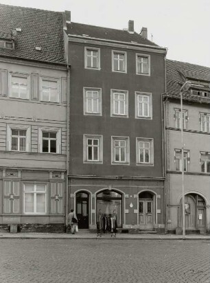 Wohnhaus mit Laden