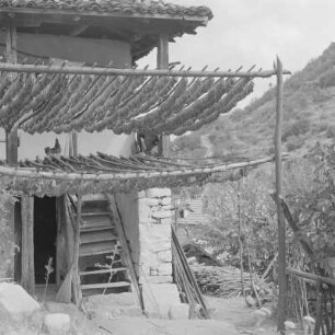 Blick auf die Altstadt Plowdiw in Bulgarien. Gestell für das Trocknen des Gemüses und der Tabakblätter an einem Wohnhaus