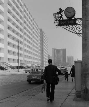 Dresden. Wohnviertel Johannstadt, Blick in die Elsasser Straße, rechts Ausleger der Sparkasse am Güntzplatz