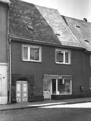 Roßwein, Lommatzscher Straße 3. Wohnhaus mit Ladeneinbau (Baubeginn 15. Jh.). Straßenansicht