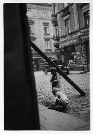 Aufnahme der Serie "Kinder der Straße" angefertigt im Auftrag der Kinderfreunde Leipzig, einer Jugendorganisation der SPD, 1932 bewarb sich Albert Hennig unter anderm mit Aufnahmen der Serie "Kinder der Straße" am Bauhaus Dessau