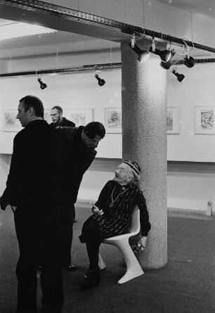 Die Malerin Charlotte E. Pauly in ihrer Ausstellung in der "Galerie Berlin"