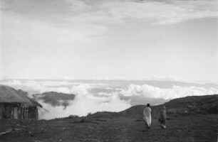 Die Wolken des Niltal : Bergigen Landschaft mit einer Hütte und Personen