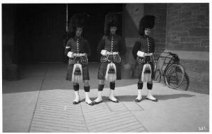 Edinburgh/ Schottland. Schottische Gardisten vor dem Eingang von Holyrood Palace
