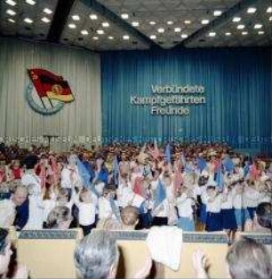Junge Pioniere und andere Mitglieder von Kinder- und Jugendgruppen beim 12. Kongress der DSF in Berlin (Ost)