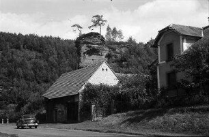 Phillipsbourg: Felsen mit Kiefern drauf, Vordergrund Häuser bei Philippsbourg