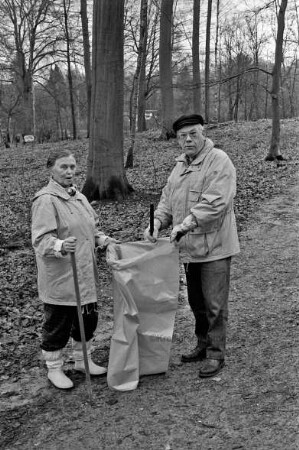 Hamburger Wald: Ilse und Herbert Praefke sammeln Müll