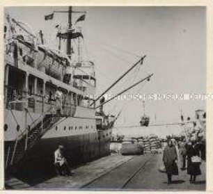 Bari, Schiff "Rossini" im Hafen