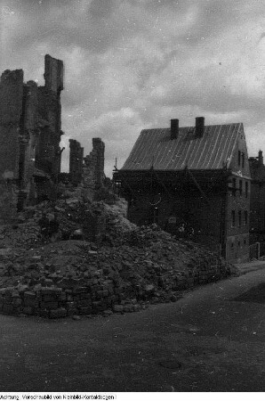 Dresden, Hechtviertel. von den Kriegsschäden beräumte Strassen, 1945