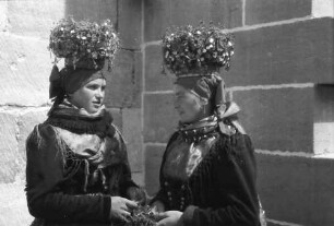 Nürnberg: Trachtengruppen bei der Eröffnung des Germanischen Nationalmuseums; zwei Trachten mit Schäppele, St. Georgen (Schwarzwald)