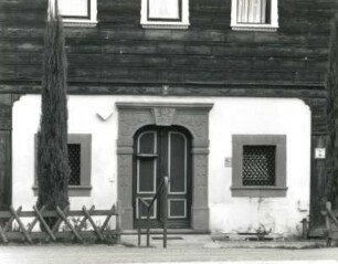 Ebersbach-Neugersdorf, Fröbelstraße 10. Wohnhaus (1787 bezeichnet). Portal und Erdgeschoßfenster