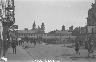 Straßenszene : Straßenszene in Iwano-Frankiwsk. Rechts im Hintergrund die Synagoge Stanislawow, links die beiden Türme der armenischen Kirche