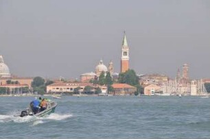 Venedig - San Giorgio Maggiore : Ein Motorboot fährt in Richtung Kirche San Giorgio Maggiore. Aufgenommen am 24. Juni 2010 in Venedig