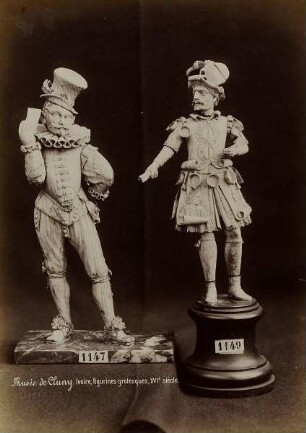 Musée de Cluny. Ivoire, figurines grotesques, XVI.e siècle.
