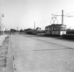 Berlin. Straße an der amerikanischen Sektorengrenze. Ansicht mit Straßenbahntriebwagen