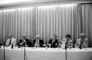 32. Tagung 1982 Physiker; Maikäferrede: Fachdiskussion über Weltwirtschaft, Tjalling Ch. Koopmans, ?, Friedrich A. v. Hayek, Paul Samuelson, ?, James E. Meade