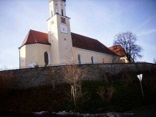 Ansicht von Nordosten mit Kirche (Barocker Neubau 1735-39) über Kirchhofmauer (Wehrgang mit Steinbrüstung im 18 Jh abgetragen)