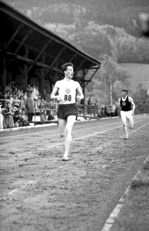 Freiburg: Gordon Pirie (1) und Peter Pirie (88) im 3000-m-Lauf