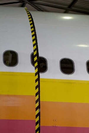 Air Maintenance Services; AMS; Firma; Betrieb; Inspektion; Wartung; spezialisiert auf Flugzeug-Recycling; Airbus; A 300; A300; Airbase Ahlhorn; Ahlhorn; Entsorgung. Ahlhorn, 2006, hier: zersägter Rumpf