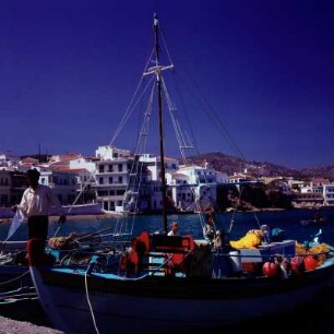 Karpathos, Hauptort der Insel. Fischverkauf von Bord eines Fischerbootes