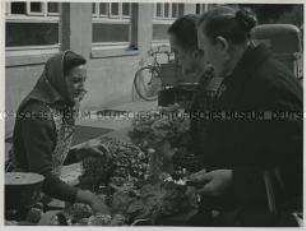 Markttag mit Blumenhändlerin in Aalen (Baden-Württemberg)