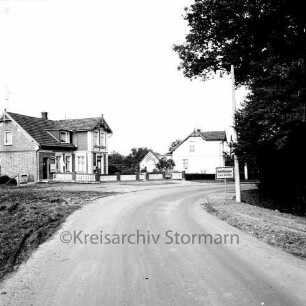 Rohlfshagen: Ortseingang: vorn Straße aus Richtung Barkhorst: rechts Ortseingangsschild: daneben Bäume: hinten links Häuser