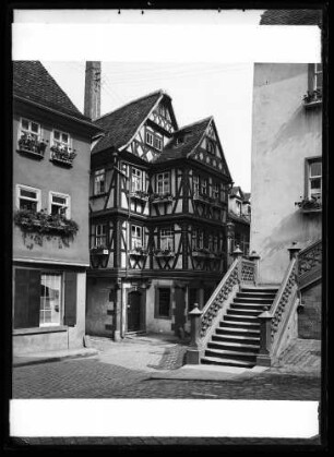 Rathausgasse, Haus der vier Gekrönten und Treppenaufgang zum alten Rathaus