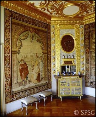 Berlin, Schloss Charlottenburg, Wohnräume F.I. und S.C., Raum 102, Audienzgemach (Zweite Hautelisse Kammer), Kaminseite mit Kaminschirm.