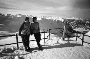 Oberstdorf: Nebelhorn; Aussichtsterrasse mit zwei Mädchen