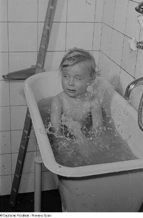 Kind beim Baden in der Badewanne