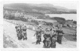 Foto einer Gruppe von Offizieren auf einer Straße in Norwegen - Personenkonvolut