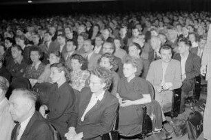 Tag des Lehrens, Auszeichnung der Verdienten Lehrer des Volkes in der Deutschen Staatsoper Berlin : Blick in das Publikum