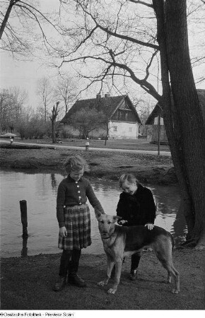 Porträt von zwei Mädchen mit einem Hund in einem Dorf im Spreewald