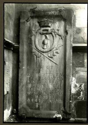 Stiftskirche, Grabstein eines französischen Capitains 1752