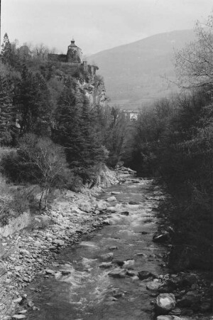 Gebirgsbach : Südtirol. Zenoburg in Meran vom "Steinernen Steg"