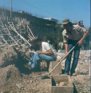 Athen. Kerameikos-Grabungsfeld. Archäologen und Hilfskräfte bei Grabungsarbeiten