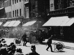 Szene aus einem Straßenverkehrslehrfilm: Feuerwehrübung auf dem Altmarkt (Einmündung der Webergasse)