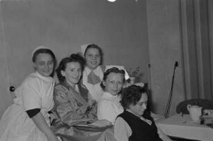 Reportage aus dem jüdischen Krankenhaus : Krankenschwestern mit einer Patientin