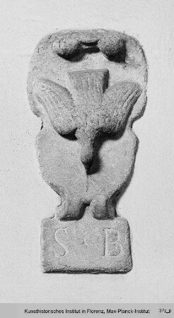 Wappenförmiges Relief mit den Insignien der Kirche San Basilio