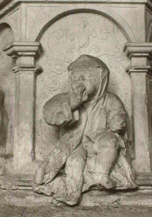 Döbeln, Nicolaikirche, Taufstein, Detail des Reliefs : Essendes Kind, 1603