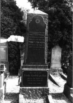 Grabstein 106 (Index: 99796749) Material: Granit Zustand: quer gebrochen/repariert Maße HxBxT: 236x59x25 cm Beschreibung: Obelisk, getreppter Sockel Symbolik: Sternchen: Grabstein 106