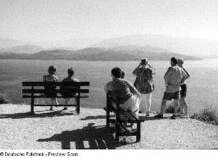 Griechenland. Insel Korfu. Kerkyra. Aussichtspunkt mit Personen vor Wasser und Bergen