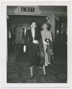 Marlene Dietrich, Ankunft zur Filmpremiere (Los Angeles, 1933) (Archivtitel)