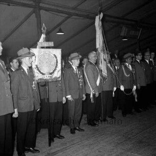 Schützenfest: Veranstalter Schützenverein Reinfeld und Umgebung von 1954 e.V.: Festplatz an der Ahrensböker Straße, im Festzelt: Königsproklamation: Schützenverein Reinfeld angetreten mit Fahne und Standarte, beim Singen eines Liedes, 3. September 1960