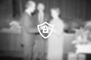 Silbermedaille für besondere Verdienste: Bürgerhaus: [Name maskiert] 25-jähriges Jubiläum in der Kommunalpolitik: Überreichung der Medaille an die Jubilarin durch Bürgermeister Hans-Peter Busch: dabei Bürgervorsteher [Name maskiert] 06. [Name maskiert]