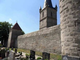 Ansicht von Nordosten mit Kirchturm über Kirchhofmauer sowie Ost- und Nordostturm